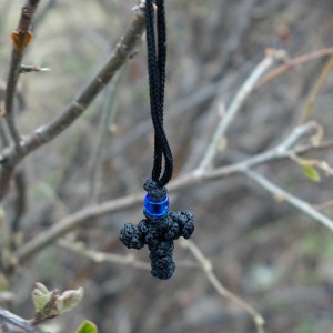 Нательный вязаный черный крестик с синей бусиной, Афон